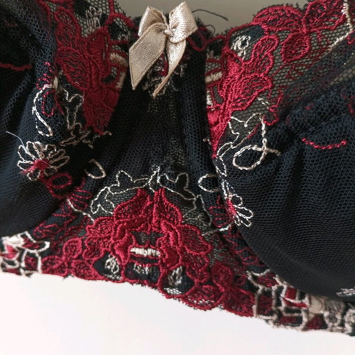 Bra with 90D padding black with embroidered flowers like new