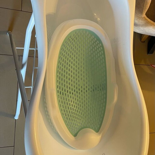 Baby bath tub like new with support frame and towel holder