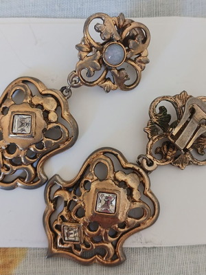 Vintage earrings like new, clip-on dangling, brass material