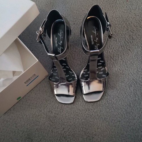 Italian women's silver sandals size 39 new with heel and red sole