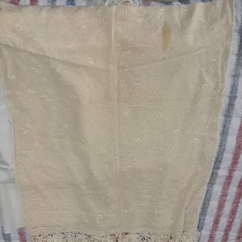 Vintage set of 4 used napkins, doilies and table runner
