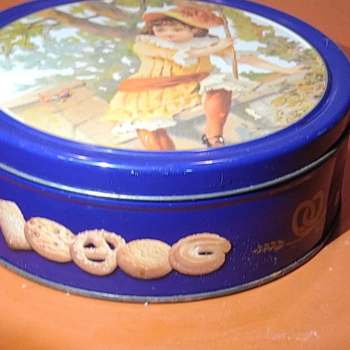 Metal biscuit tin for storage with 18cm diameter