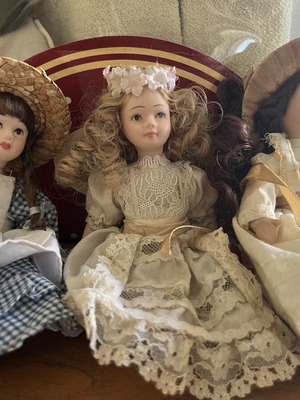 Set of 3 small porcelain dolls