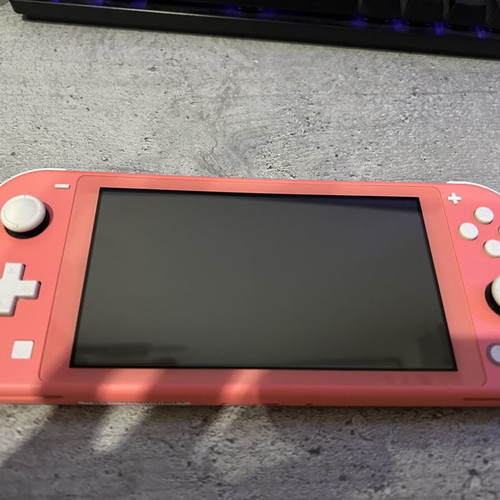 Nintendo Switch Lite κονσόλα σαν καινούργια με 4 παιχνίδια, 128GB αποθηκευτικό χώρο και θήκη