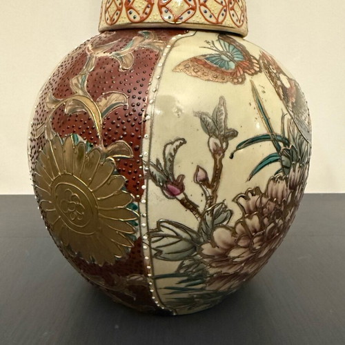 Satsuma vase with lid like new with handmade embossed painting