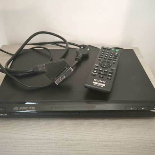 Sony DVP-SR100 DVD/CD player used with remote and cables
