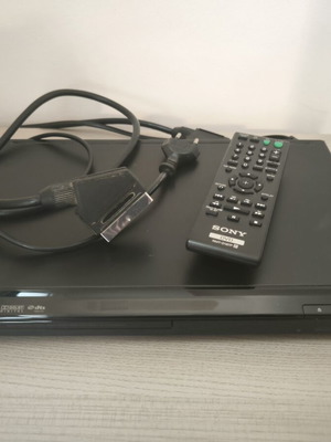 Sony DVP-SR100 DVD/CD player used with remote and cables