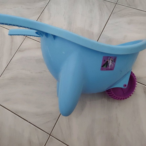 Frozen Elsa and Anna beach toys buckets like new