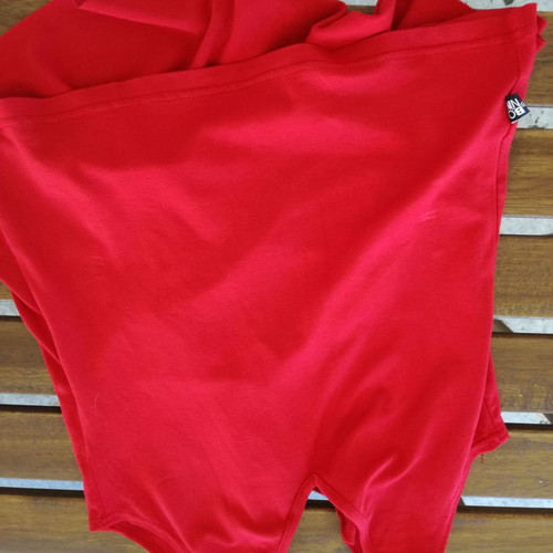 Red top used, size M
