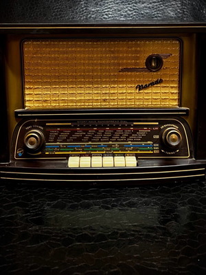 Antique radio refurbished, collectible, in excellent condition