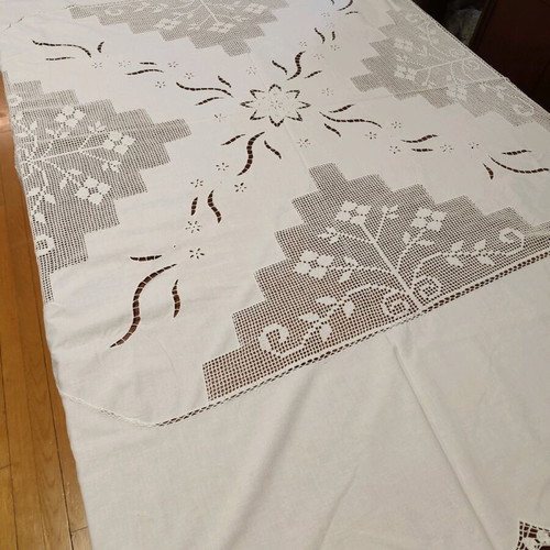 Handmade tablecloth 170 cm diameter like new
