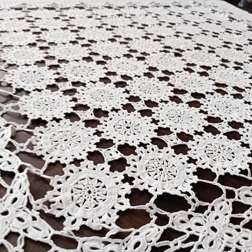 Crochet tablecloth white with daisy pattern like new