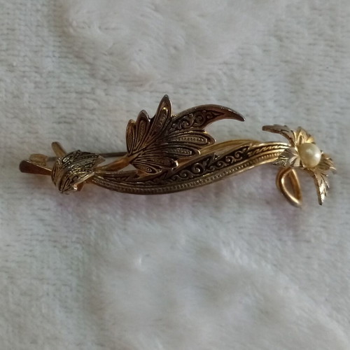 Vintage Spanish brooch with engravings and pearl flower design like new