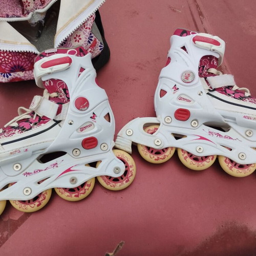 Inline skate used with helmet, case and knee pads for girl