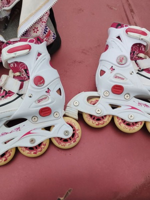 Inline skate used with helmet, case and knee pads for girl