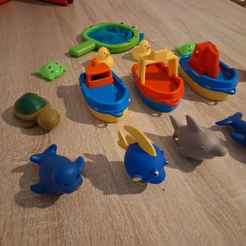 Baby bath toys pack of 16, like new, water squirting animals