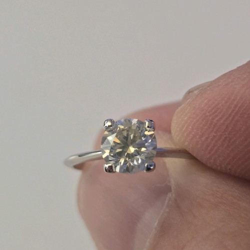 Ring Solitaire Diamond 1.04ct Vs2 H color like new