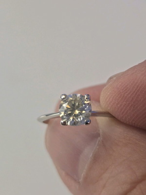 Ring Solitaire Diamond 1.04ct Vs2 H color like new