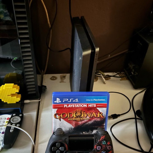 PlayStation 4 used with 500GB, game, controller and stands