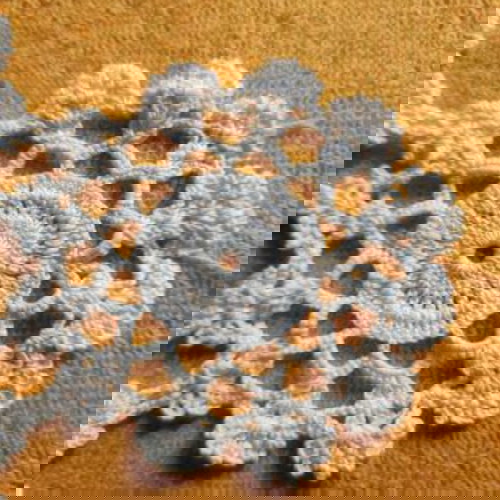 Τραπεζοκαρέ μεταχειρισμένο χειροποίητο σε βελονάκι, σχήμα ρόμβου 0,77x0,43