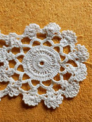 Τραπεζοκαρέ μεταχειρισμένο χειροποίητο σε βελονάκι, σχήμα ρόμβου 0,77x0,43