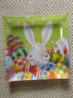Vicko Easter plate like new