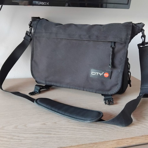 Lyc Sac City Strappy messenger shoulder bag, black
