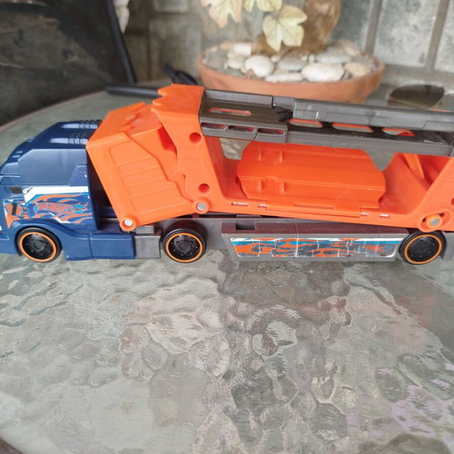 Mattel Hw Deluxe truck like new