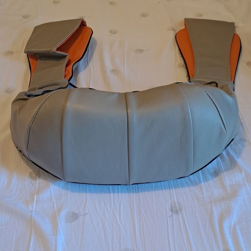 Massage device with heat function like new for neck, shoulders, back, waist