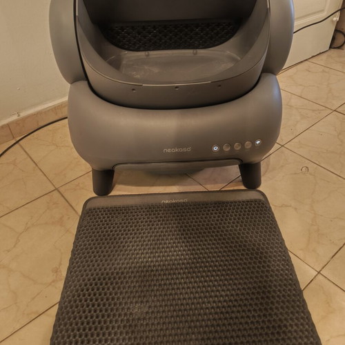 Neakasa M1 self-cleaning litter box like new