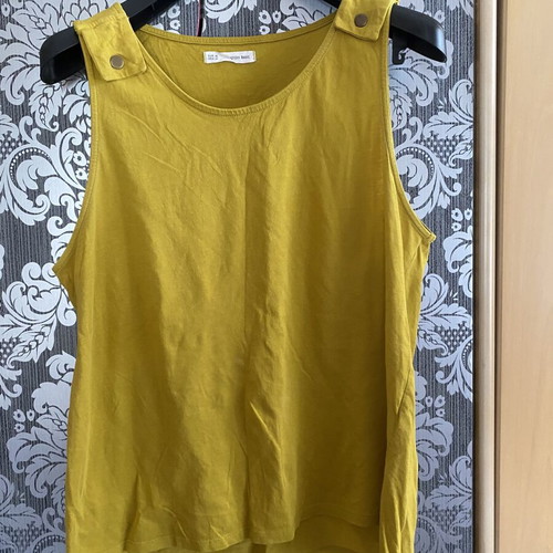 Sfera Basic Mustard Sleeveless Top like new with decorative shoulder buttons