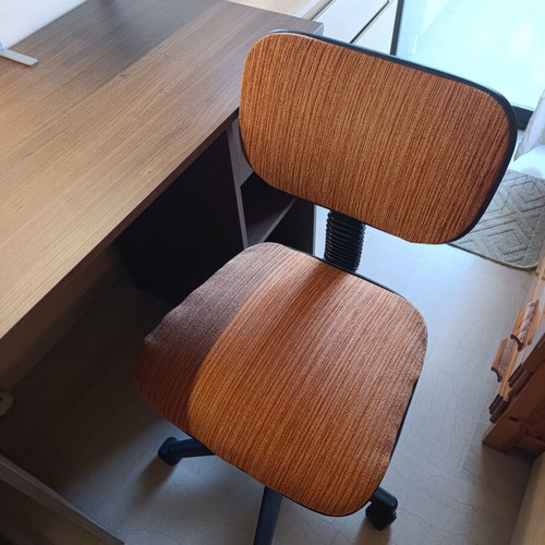 Desk with wall shelves, lamp and chair like new, 90x50 cm