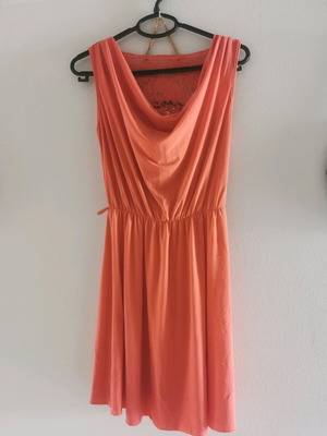 Κοραλλί φόρεμα σαν καινούργιο με δαντέλα στη πλάτη και θηλιές για ζωνάκι