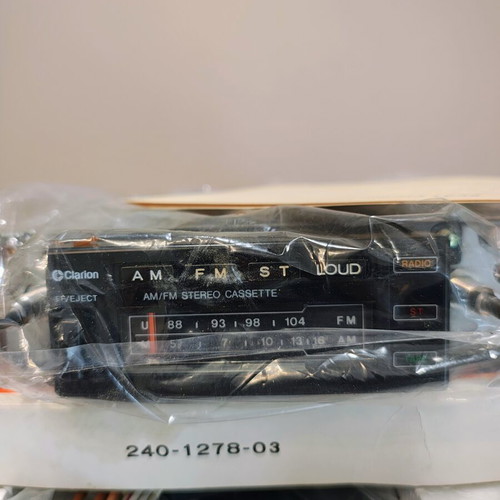 Clarion vintage radio like new