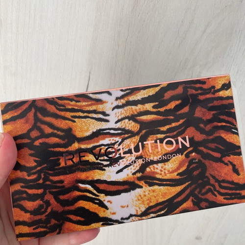 Revolution eyeshadow palette like new