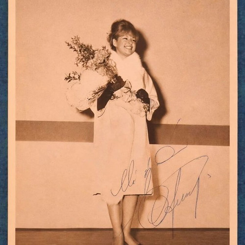 Photograph of Aliki Vougiouklaki with authentic handwritten autograph like new