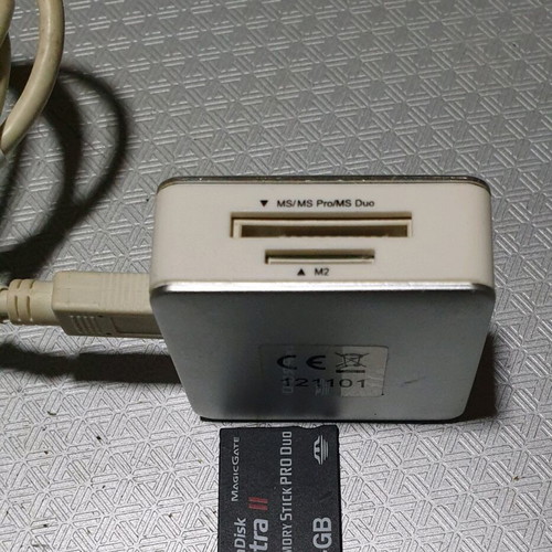 Sandisk Pro Duo 4GB memory card like new with card reader