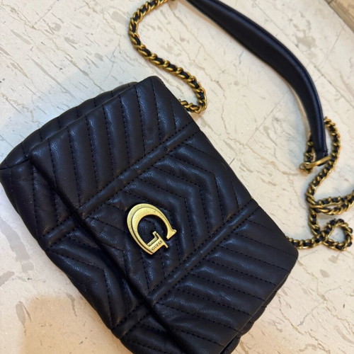 Guess Keillah bag black, mint condition quilted with gold chain