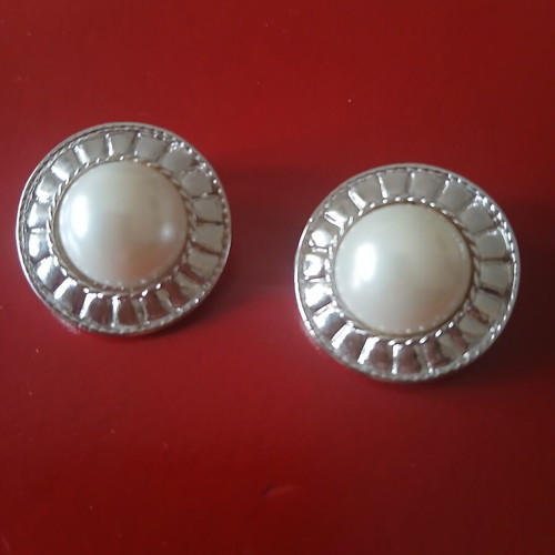 Clip-on earrings vintage 2.5 cm diameter with stamps, like new