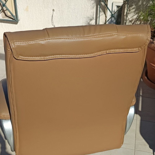 Leather office chair used in excellent condition