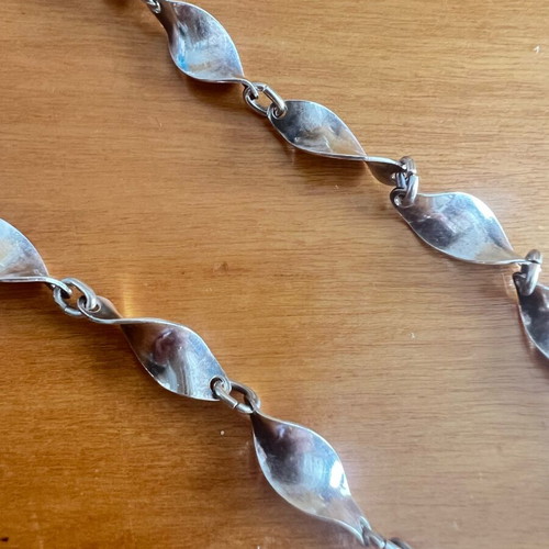 Silver necklace with leaf design like new