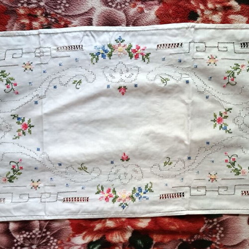 Vintage embroidered set of 6 white linen table runners