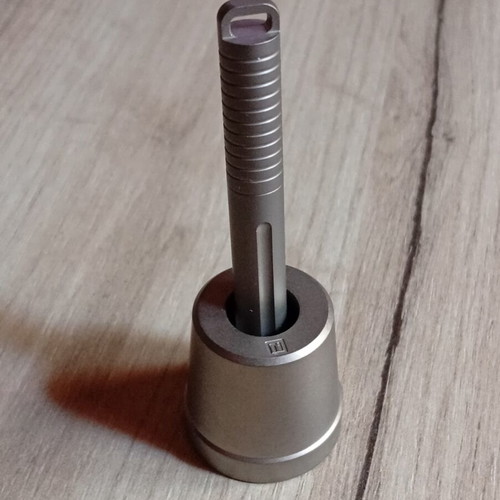 Titanium pen holder like new, versatile for office use