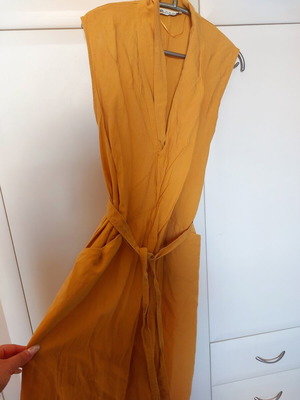 Zara dress size 36 with pockets and fabric belt, mustard color