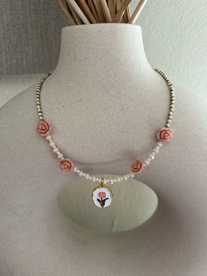 Necklace with pendant and roses new, pink