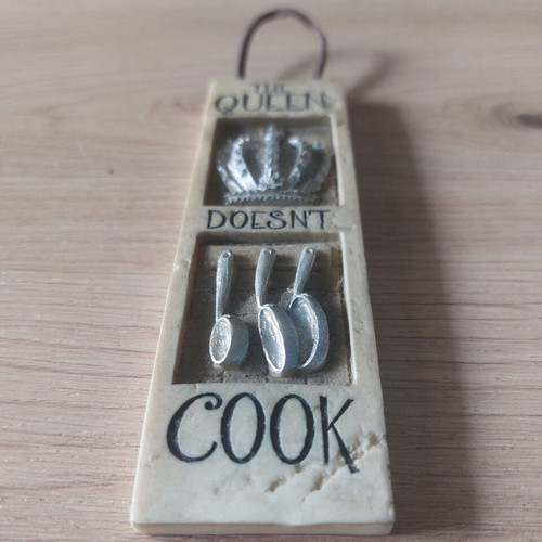 Humorous Wall Plaque "The Queen Doesn't Cook" used
