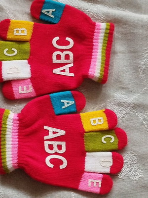 Children's gloves new with letters in nice colors