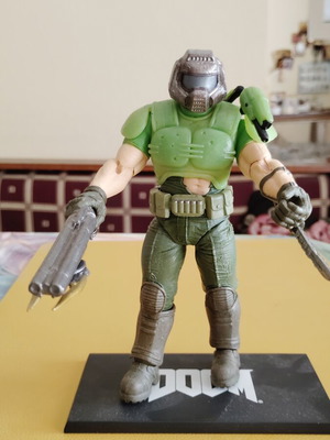 Doom Slayer Classic Glow in the Dark Edition figure