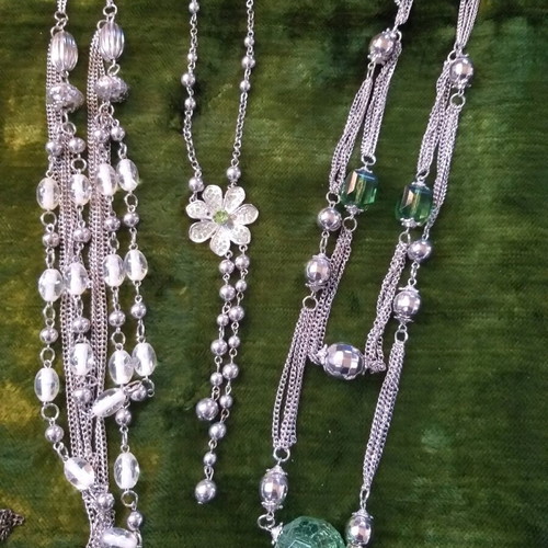 Necklace set like new, 3 pieces green and silver