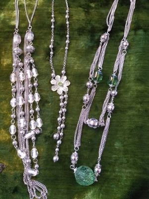 Necklace set like new, 3 pieces green and silver